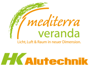 Das Bild zeigt das Logo von „mediterra veranda“ mit dem Claim „Licht, Luft & Raum in neuer Dimension“. Über dem Text wölbt sich ein grüner Pinselstrich über das Wort „mediterra“. Darunter erscheint in Grün und Orange der Text „HK Alutechnik“.